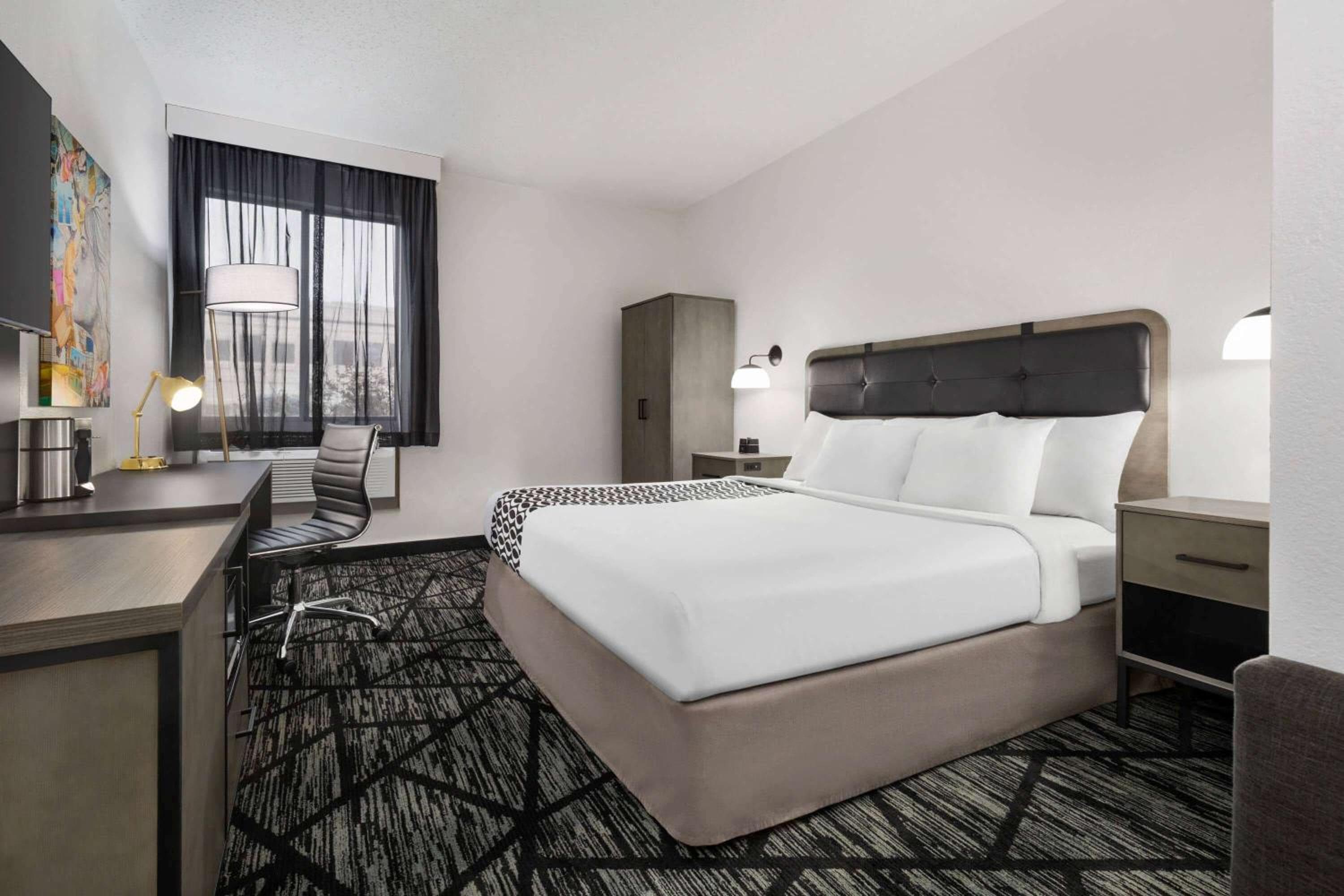 La Quinta Inn & Suites by Wyndham Cleveland Airport West