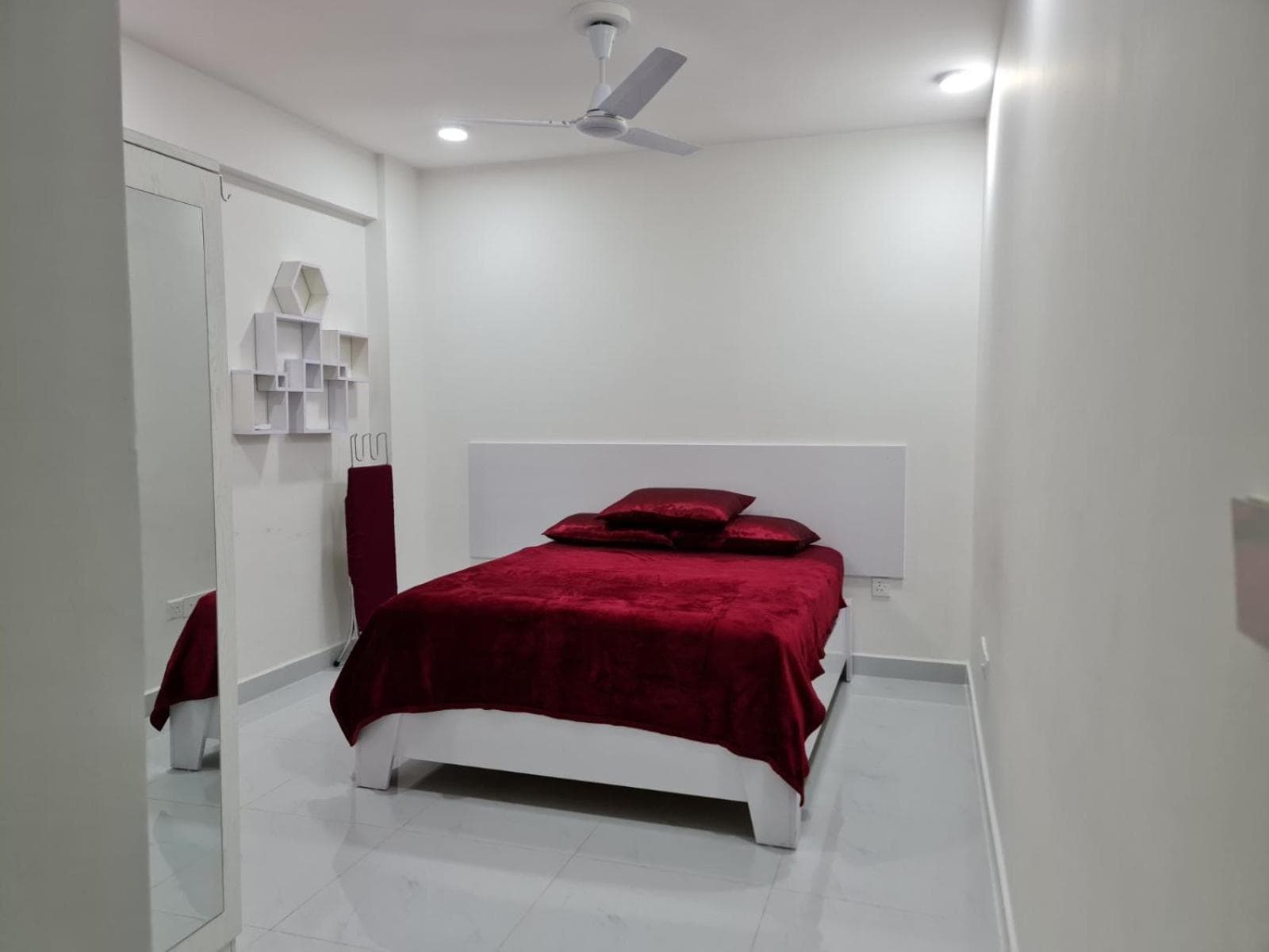 Resting View Maroon - One Bedroom Apartment