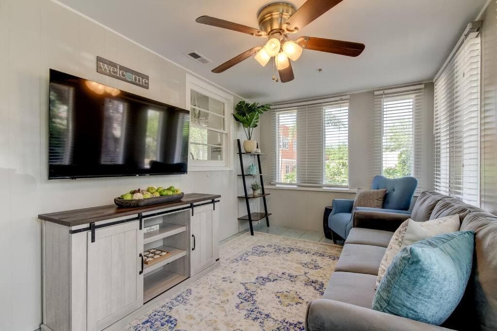 Light & Bright! Quaint Downtown Dunedin Bungalow!