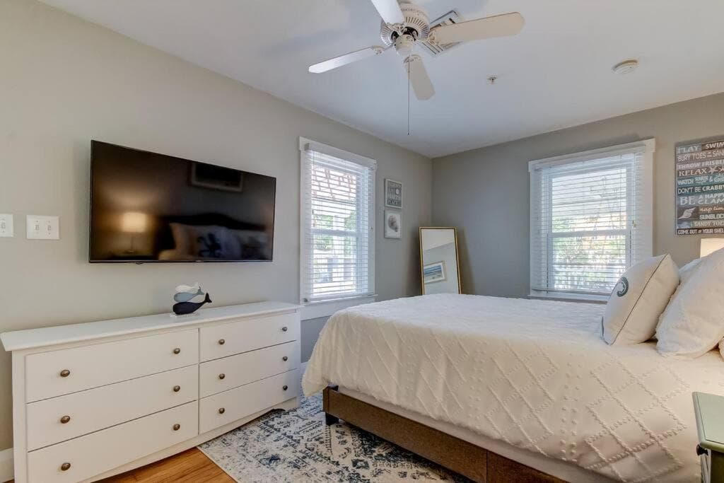 Rare- Downtown 2 bedroom! Family friendly!