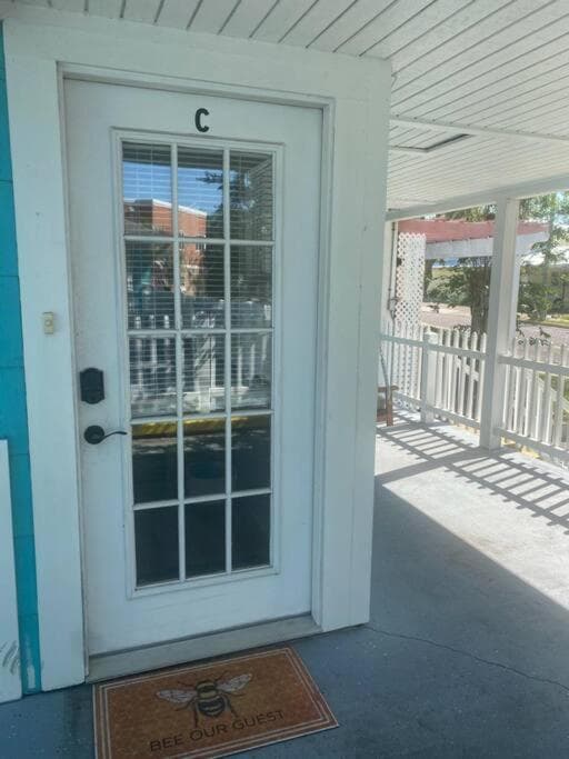 Rare- Downtown 2 bedroom! Family friendly!