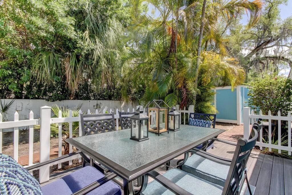 Rare- Downtown 2 bedroom! Family friendly!