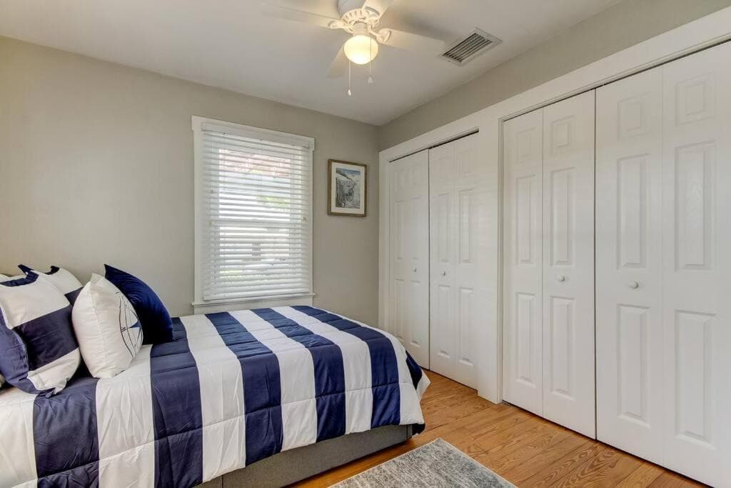Rare- Downtown 2 bedroom! Family friendly!