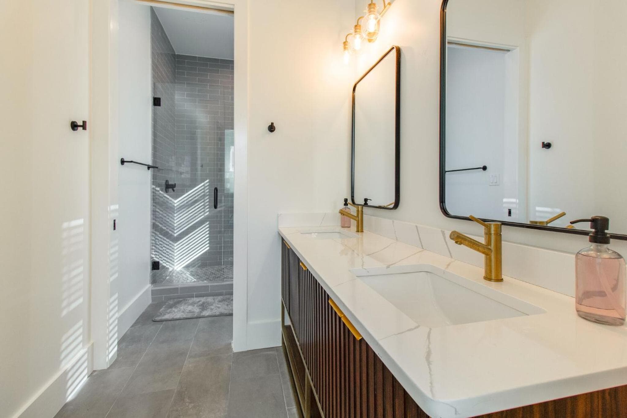 LUXE Doin' Grayt Easy Beach Access 4 Bikes Pool Pets Sleeps 12