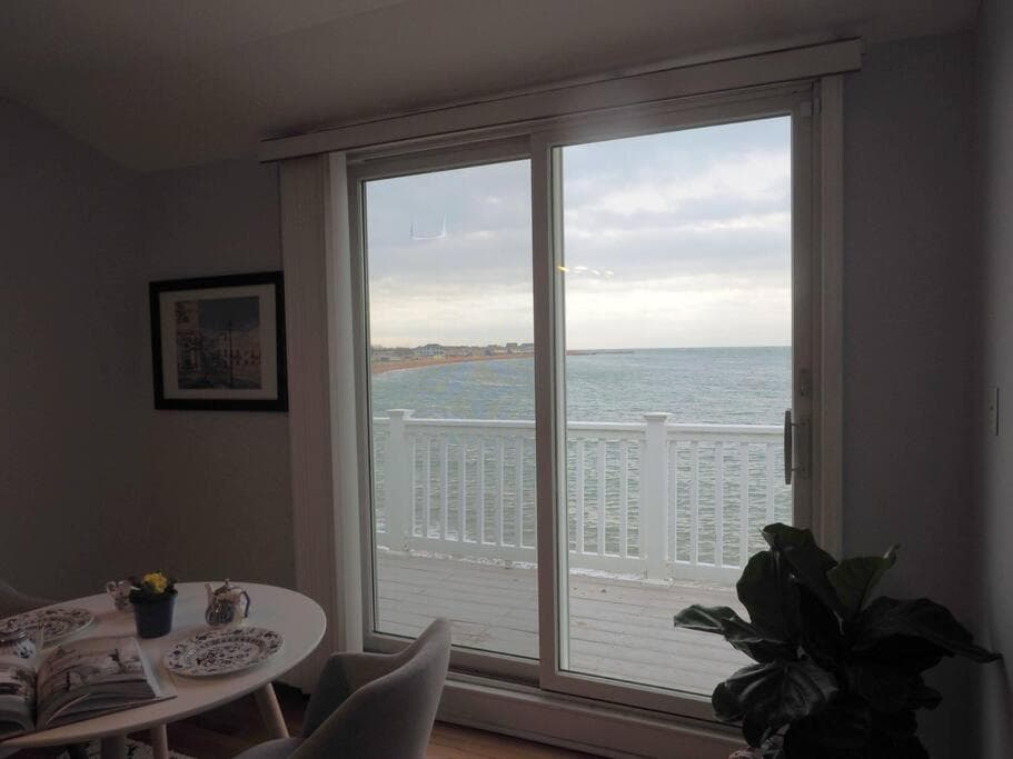 Casa al Mare Beachfront Retreat King Bed Near Yale
