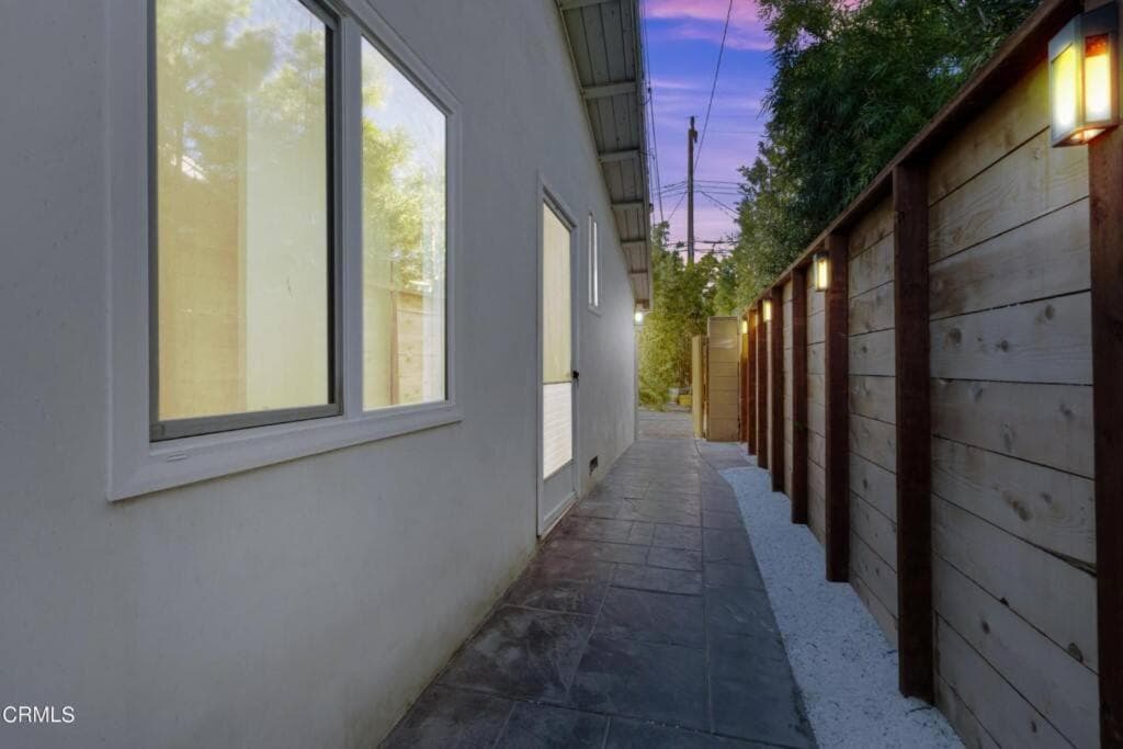 Modern 4 King Beds, Beautiful Large Backyard, Golf, WFH, Long Stays, WI-FI, FWY, 25 mins to Beach