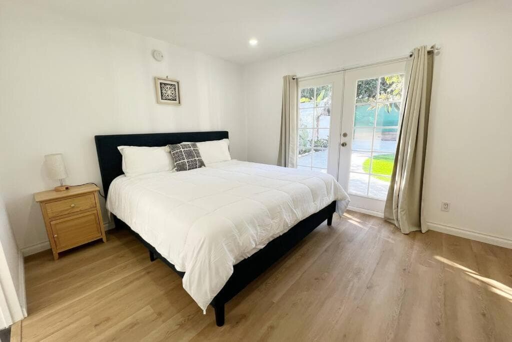 Modern 4 King Beds, Beautiful Large Backyard, Golf, WFH, Long Stays, WI-FI, FWY, 25 mins to Beach