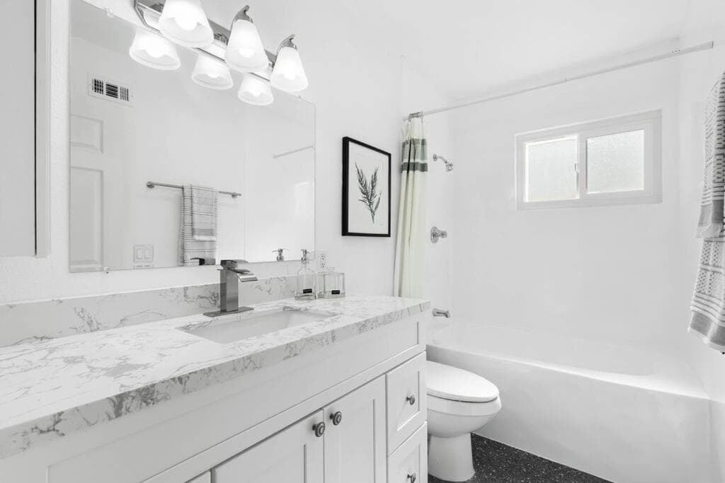Modern 4 King Beds, Beautiful Large Backyard, Golf, WFH, Long Stays, WI-FI, FWY, 25 mins to Beach