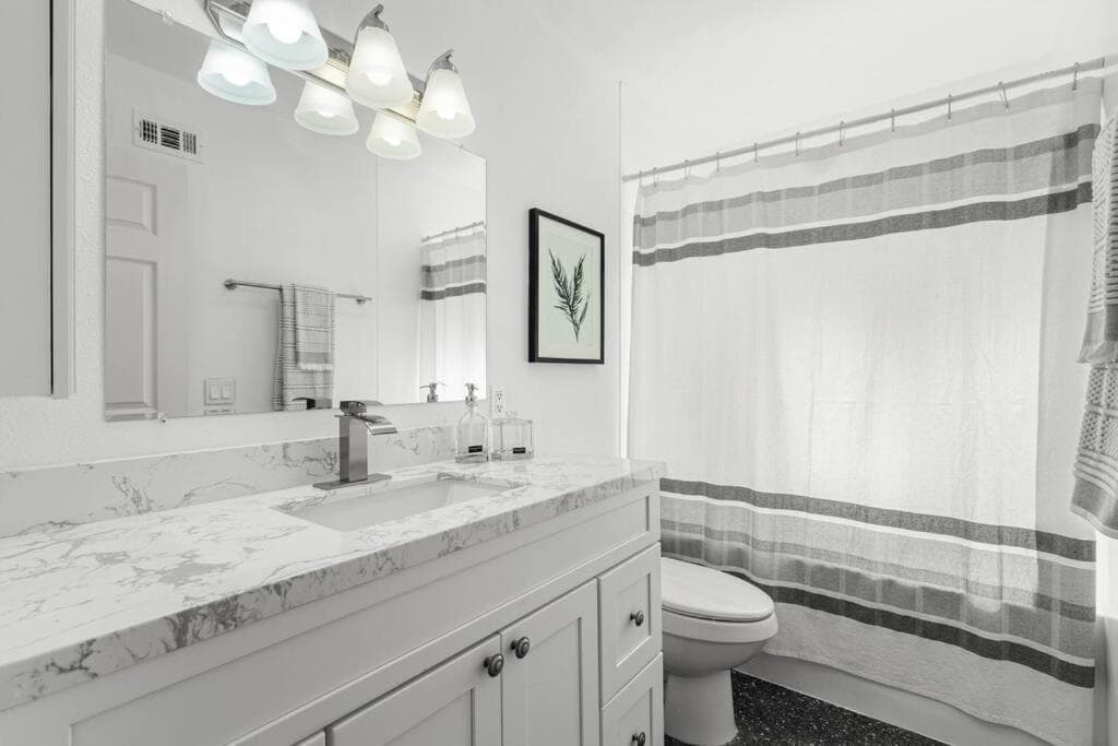 Modern 4 King Beds, Beautiful Large Backyard, Golf, WFH, Long Stays, WI-FI, FWY, 25 mins to Beach