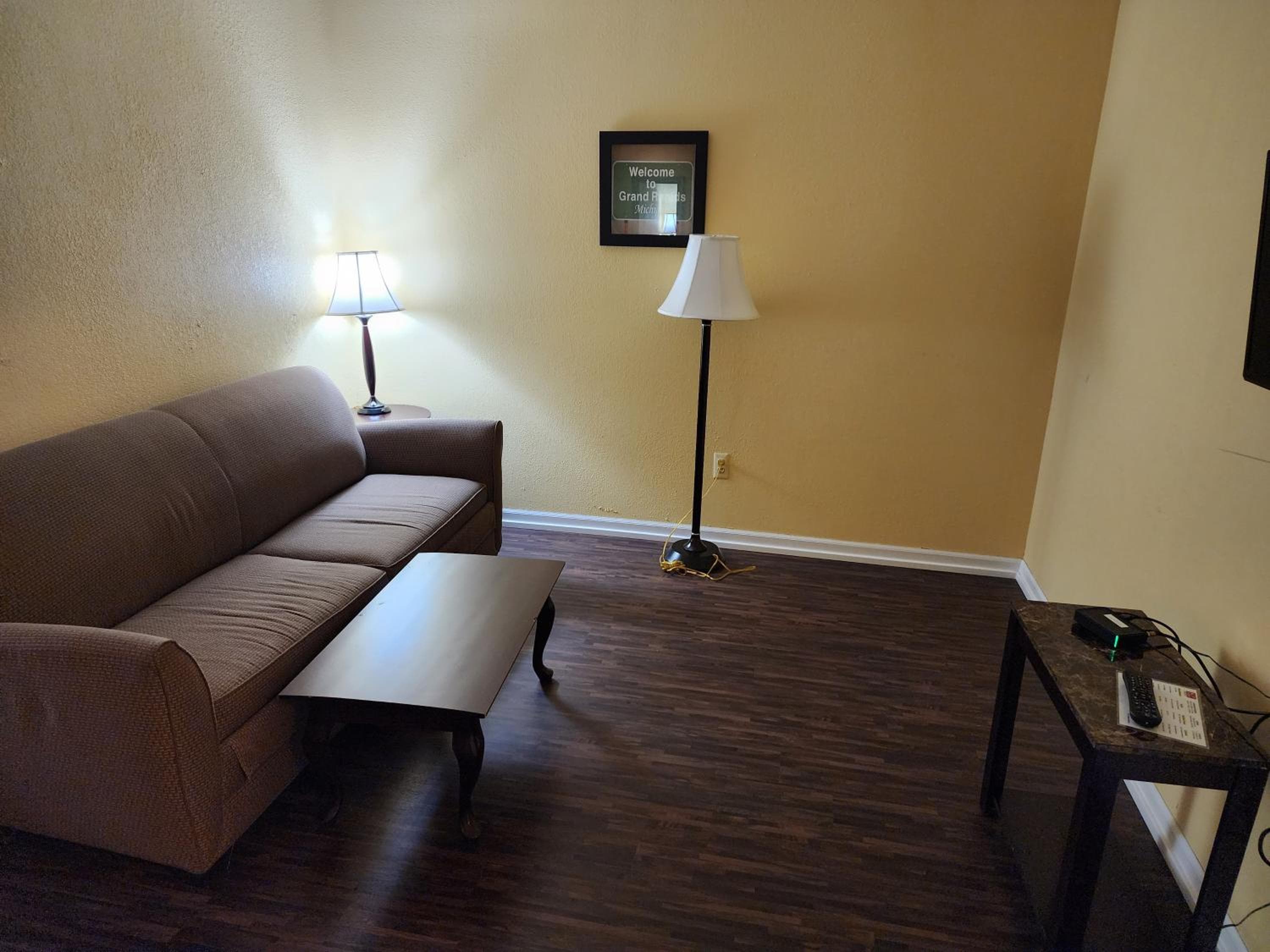 Econo Lodge & Suites Grand Rapids Airport