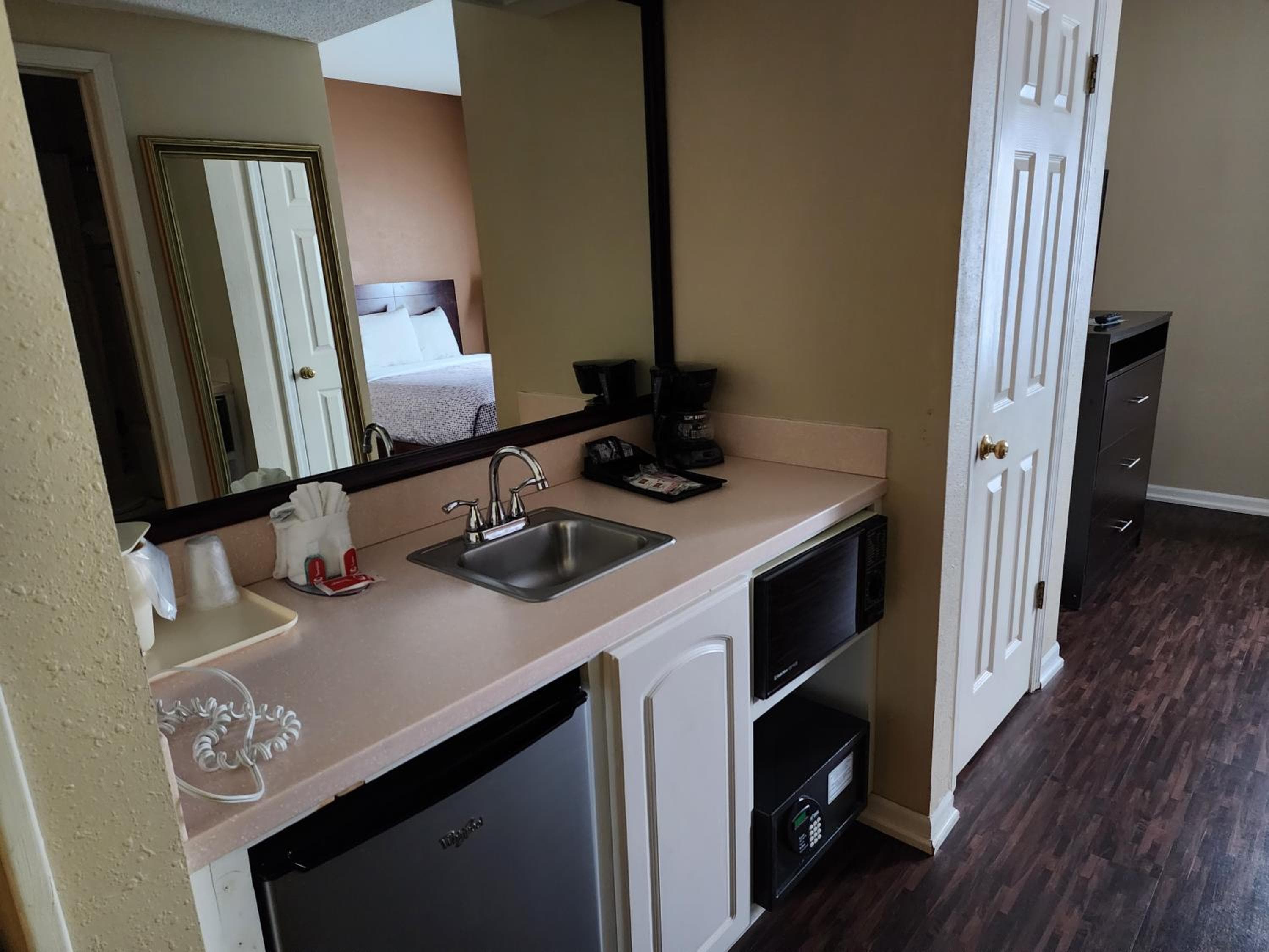 Econo Lodge & Suites Grand Rapids Airport