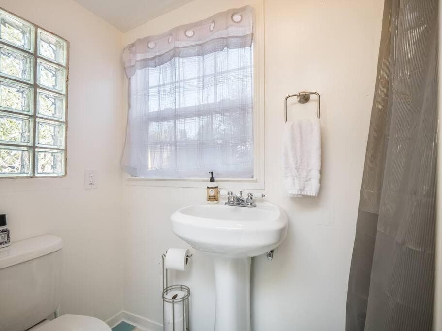 Relaxing 3 bedroom Santa Cruz house, 5min to beach