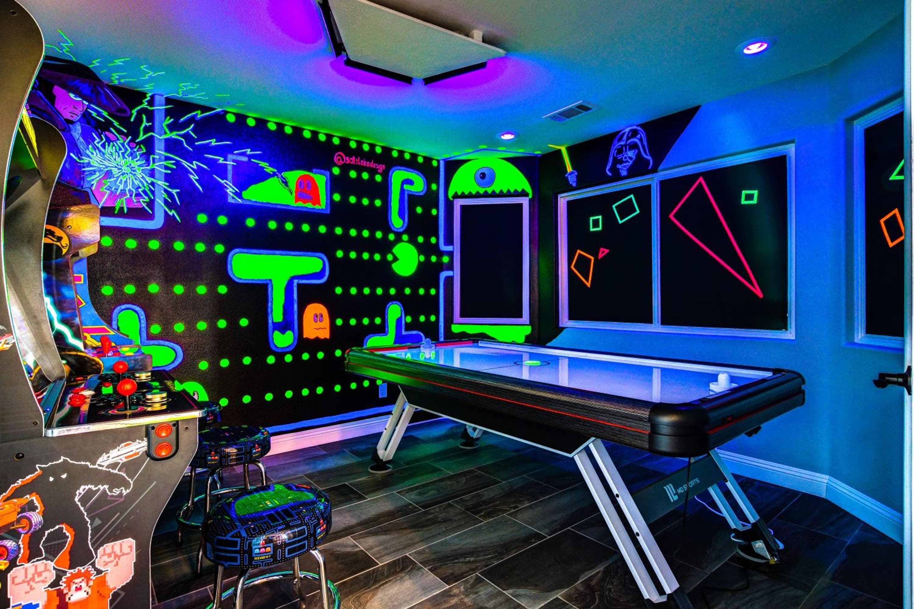 5BDRM Lux Estate- Heated Pool and Neon Arcade Room