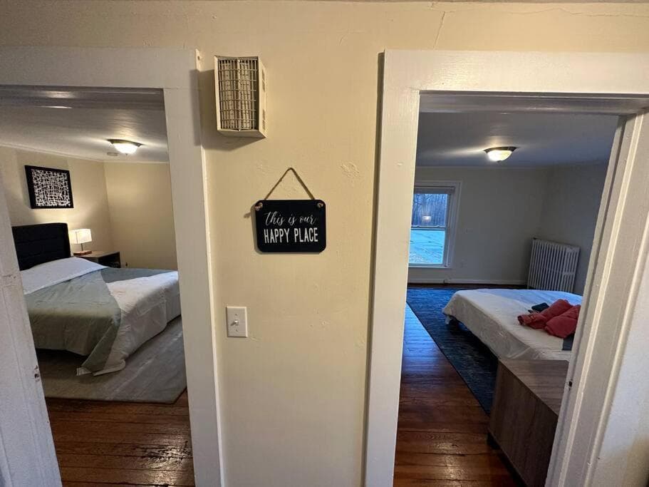The Yellow Door 3-bedroom downtown near VT&RU