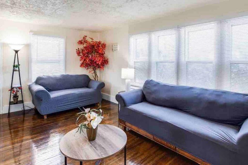 Adorable within min of lake in quiet neighborhood