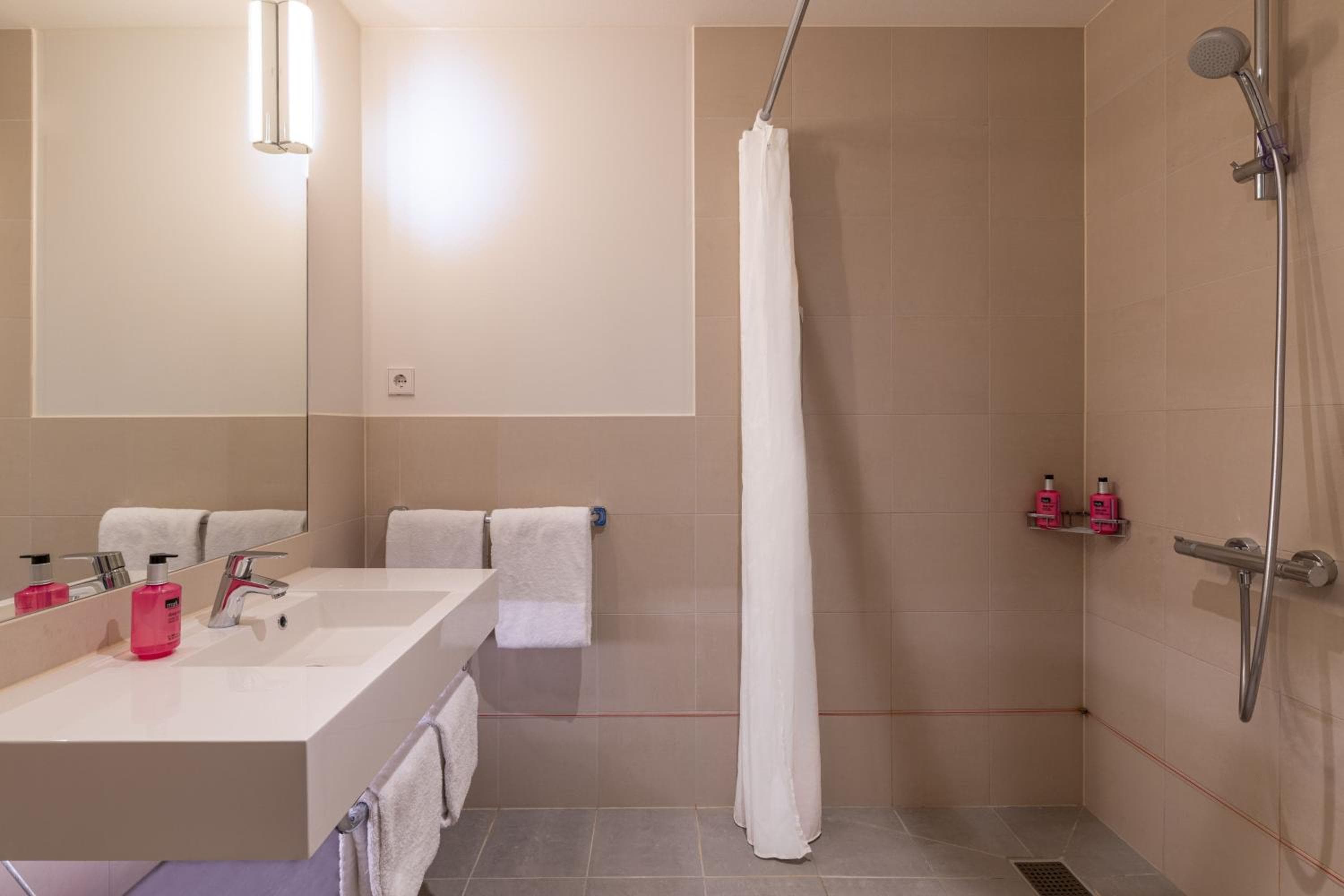 Moxy Amsterdam Houthavens