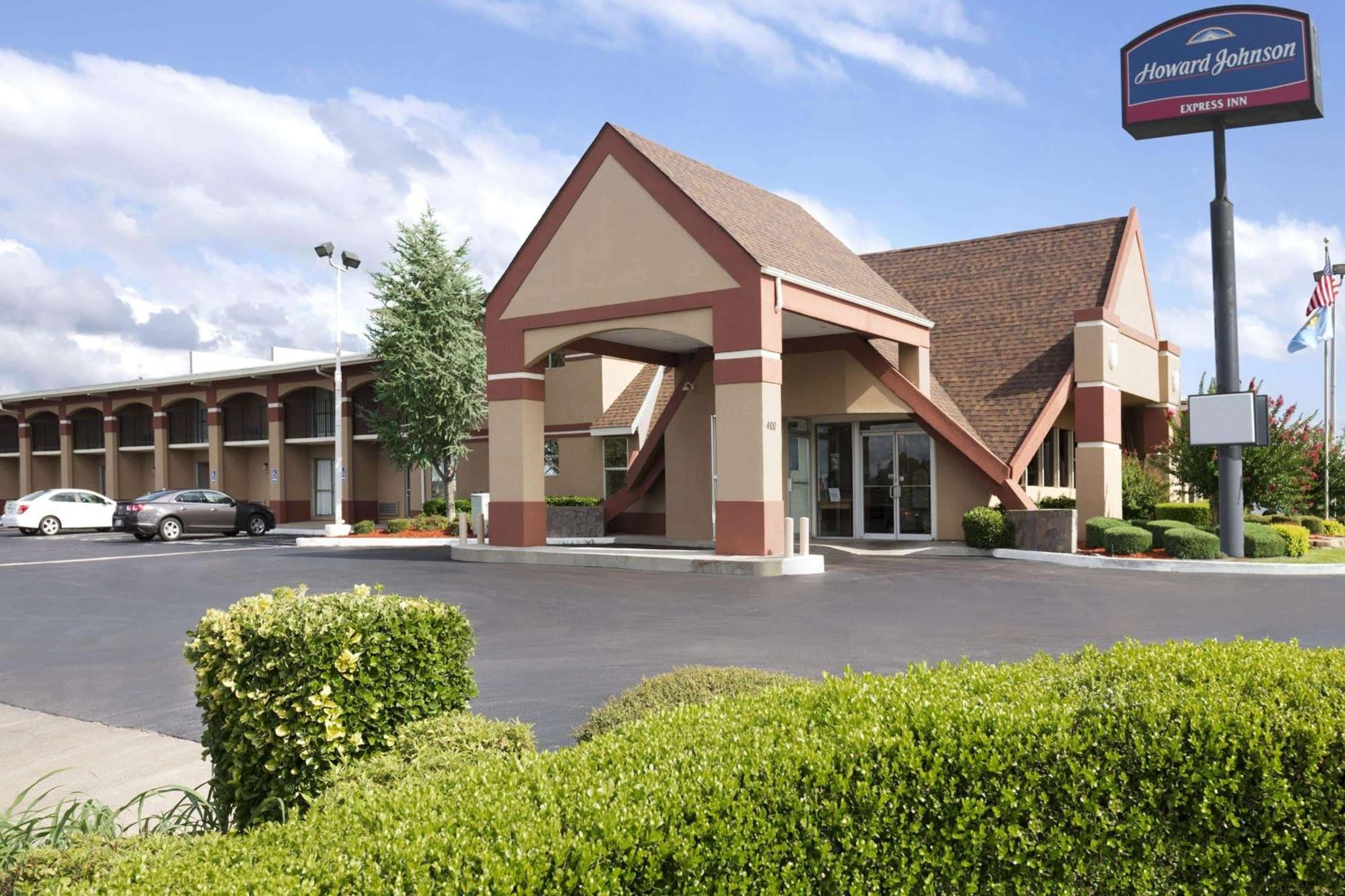 Howard Johnson by Wyndham Oklahoma City OKC Airport, Near Fairgrounds, I40, Free Hot Breakfast, and Pool