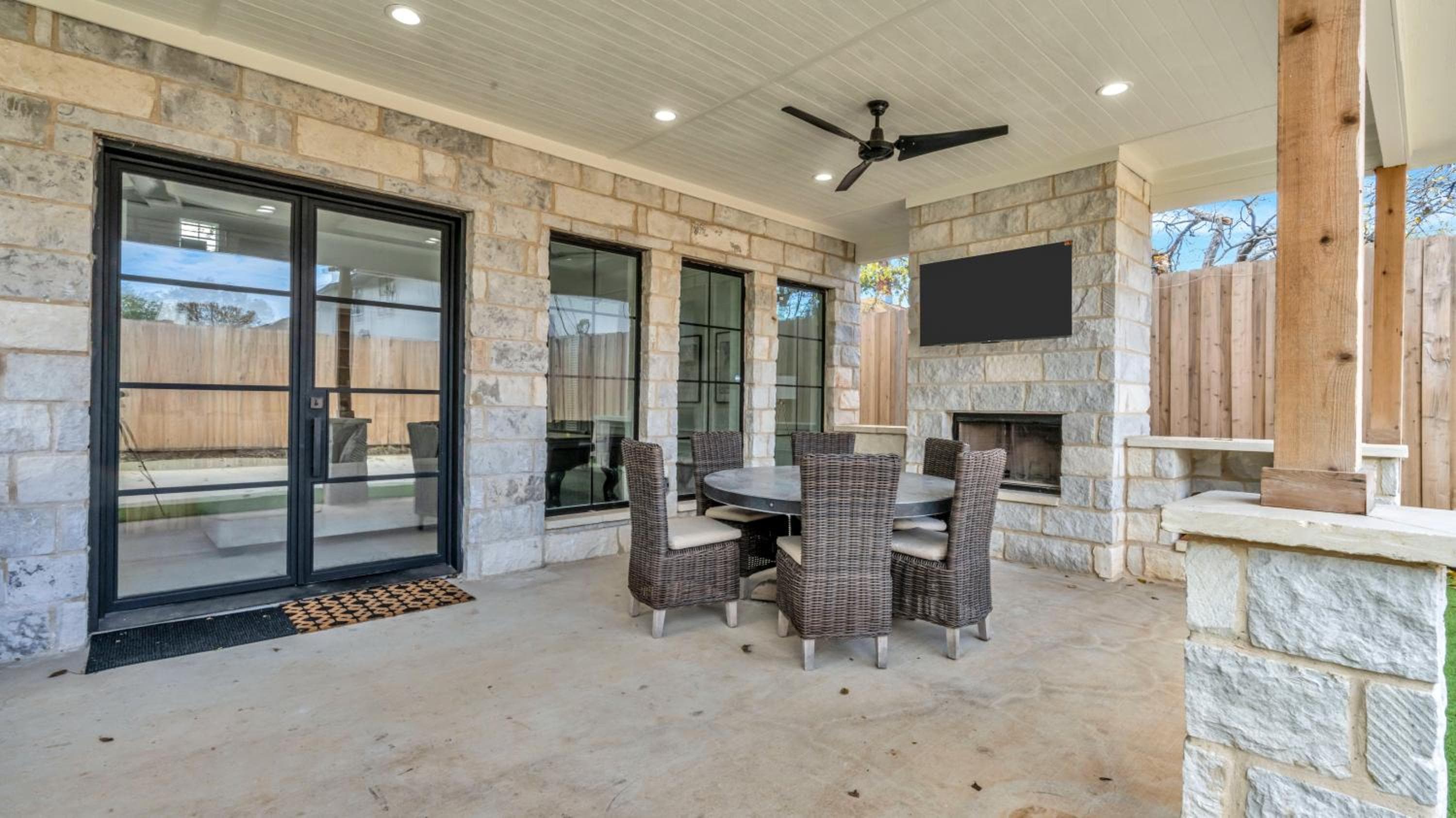 Luxury (Less than mile from AT&T Stadium/GlobeLife) GameRoom/Basketball Hoop