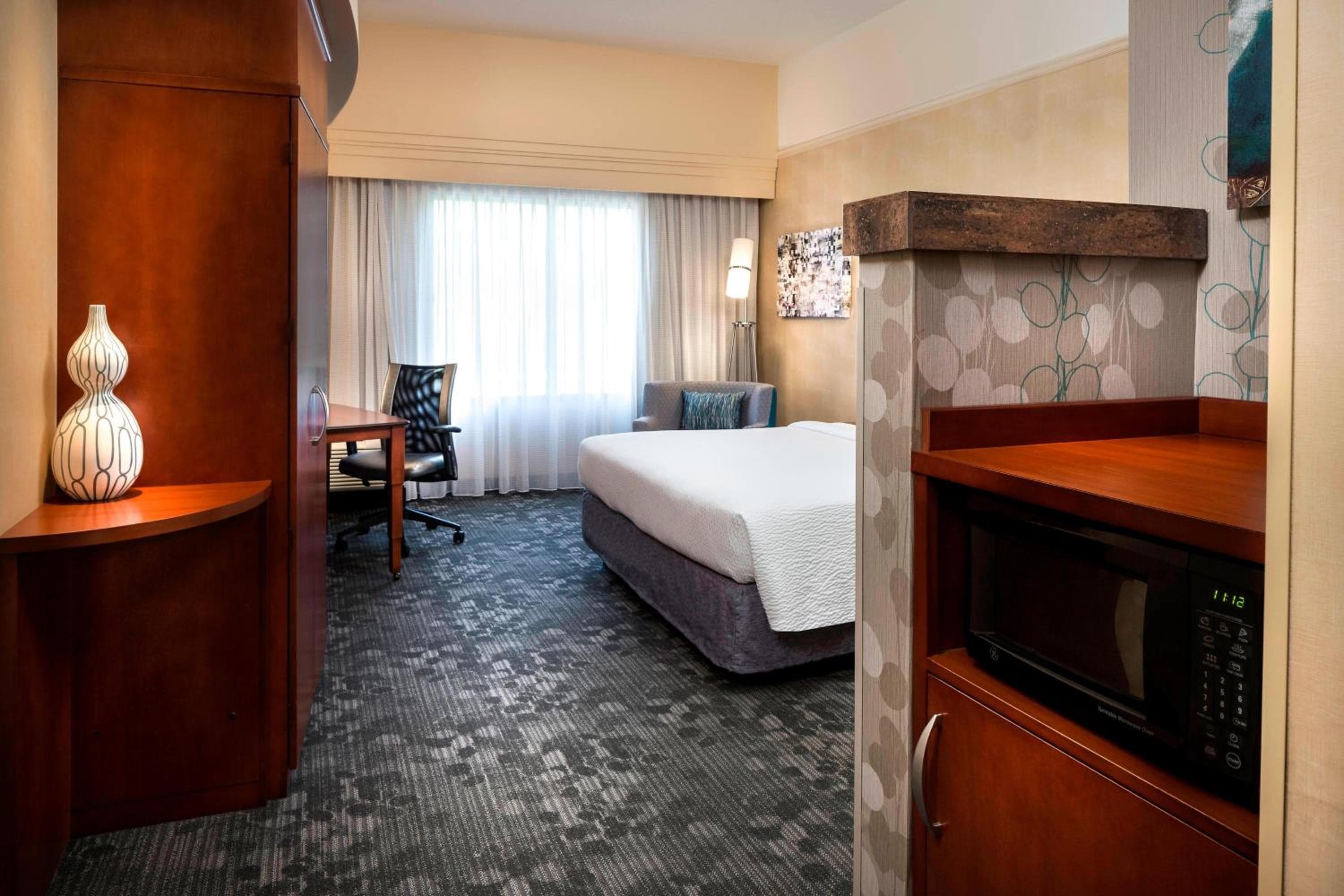 Courtyard by Marriott Kansas City Shawnee