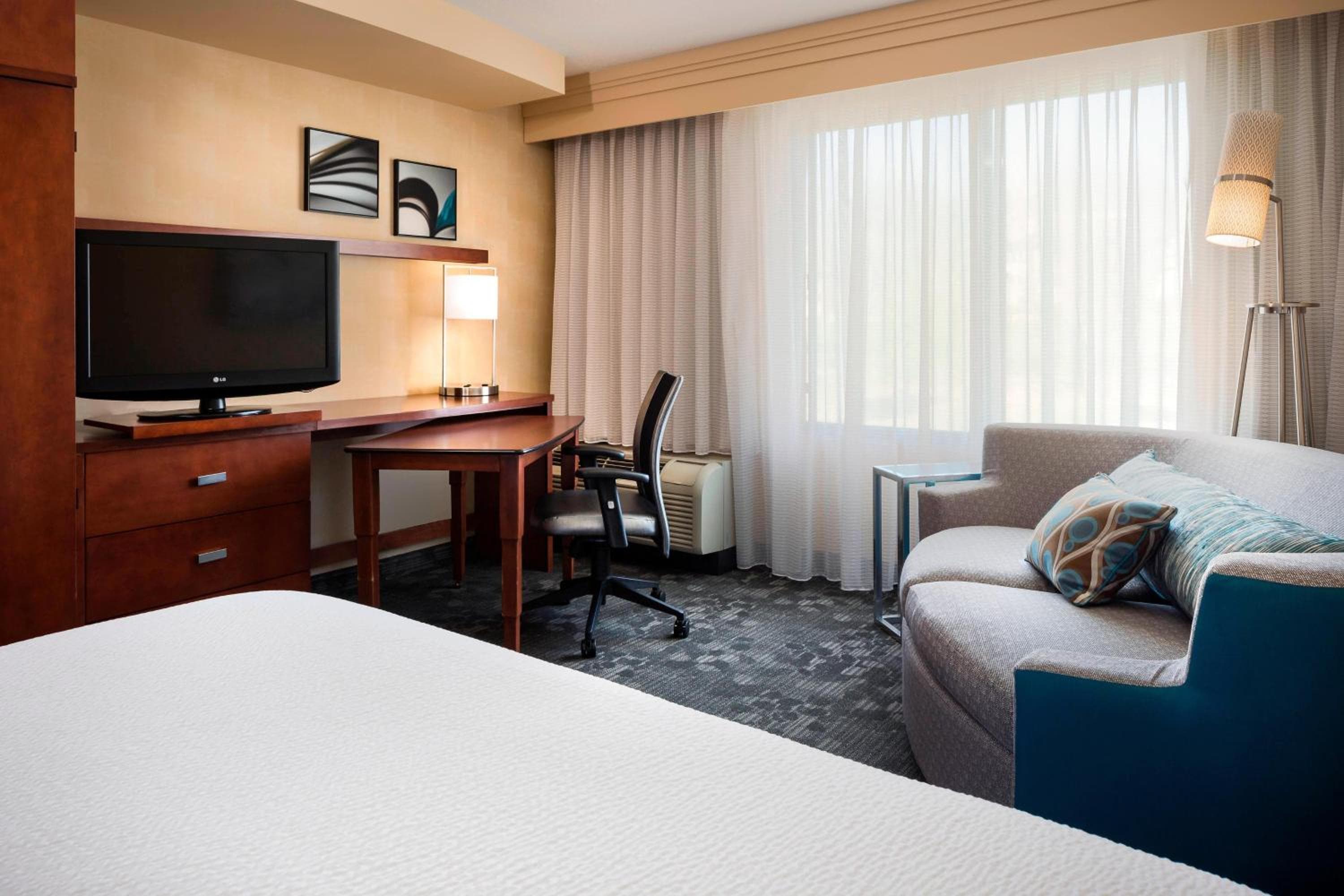 Courtyard by Marriott Kansas City Shawnee