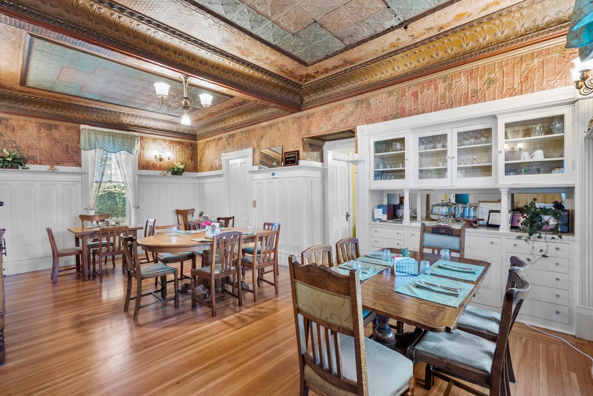 Hennessey House Bed and Breakfast