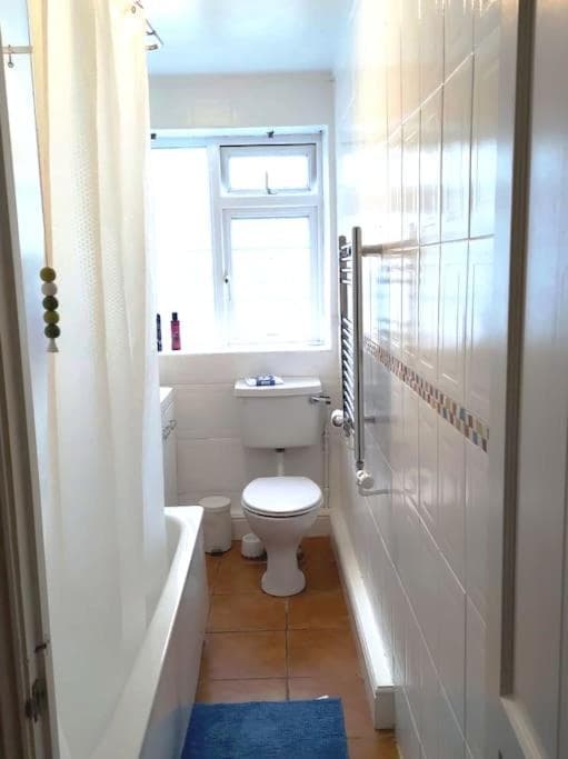 2 Bed Flat Near Station with Parking&Comgarden
