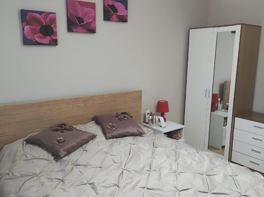 2 Bed Flat Near Station with Parking&Comgarden