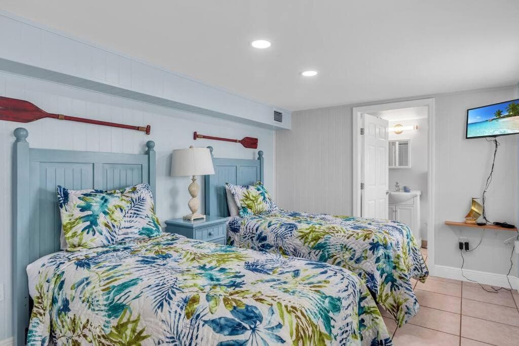 Villa Bella Newly Remodeled With Private Dock and Pool & Cabana Club Access - 7 night minimum stay