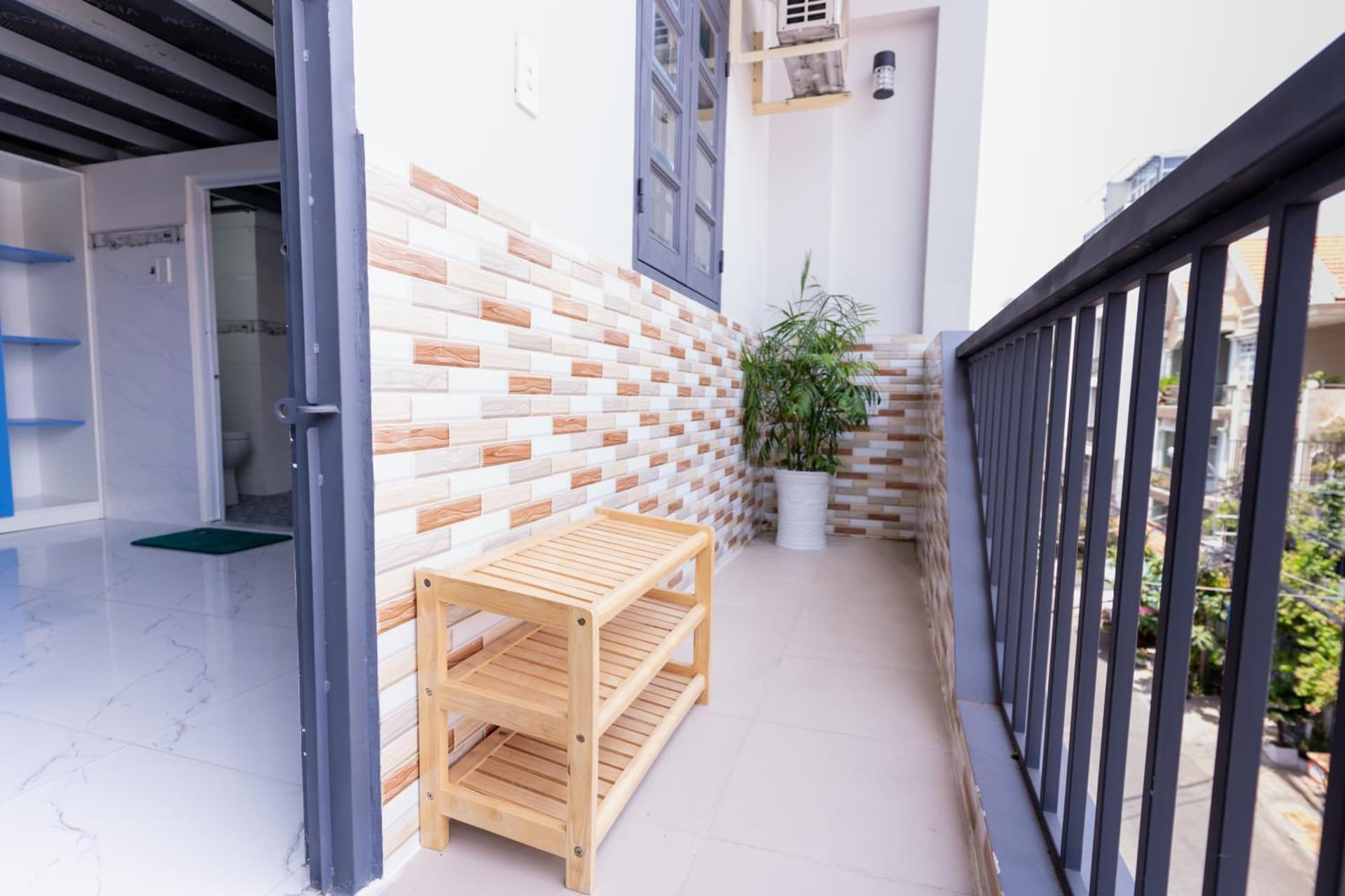 Shiri House