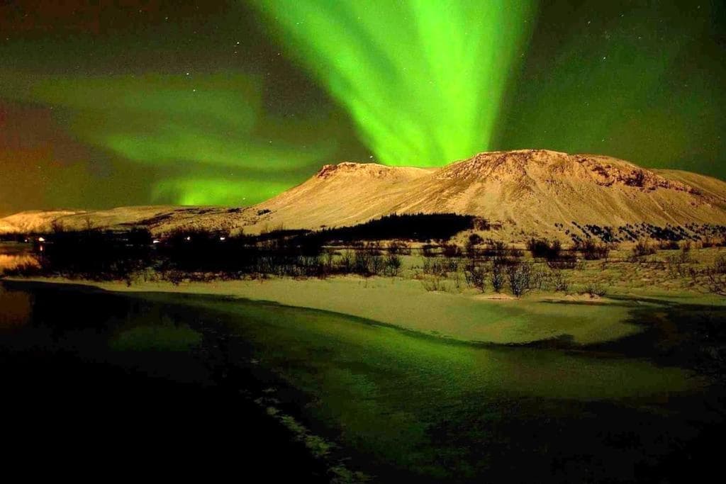 Paradise near Reykjavik w. Sauna - Northern Lights