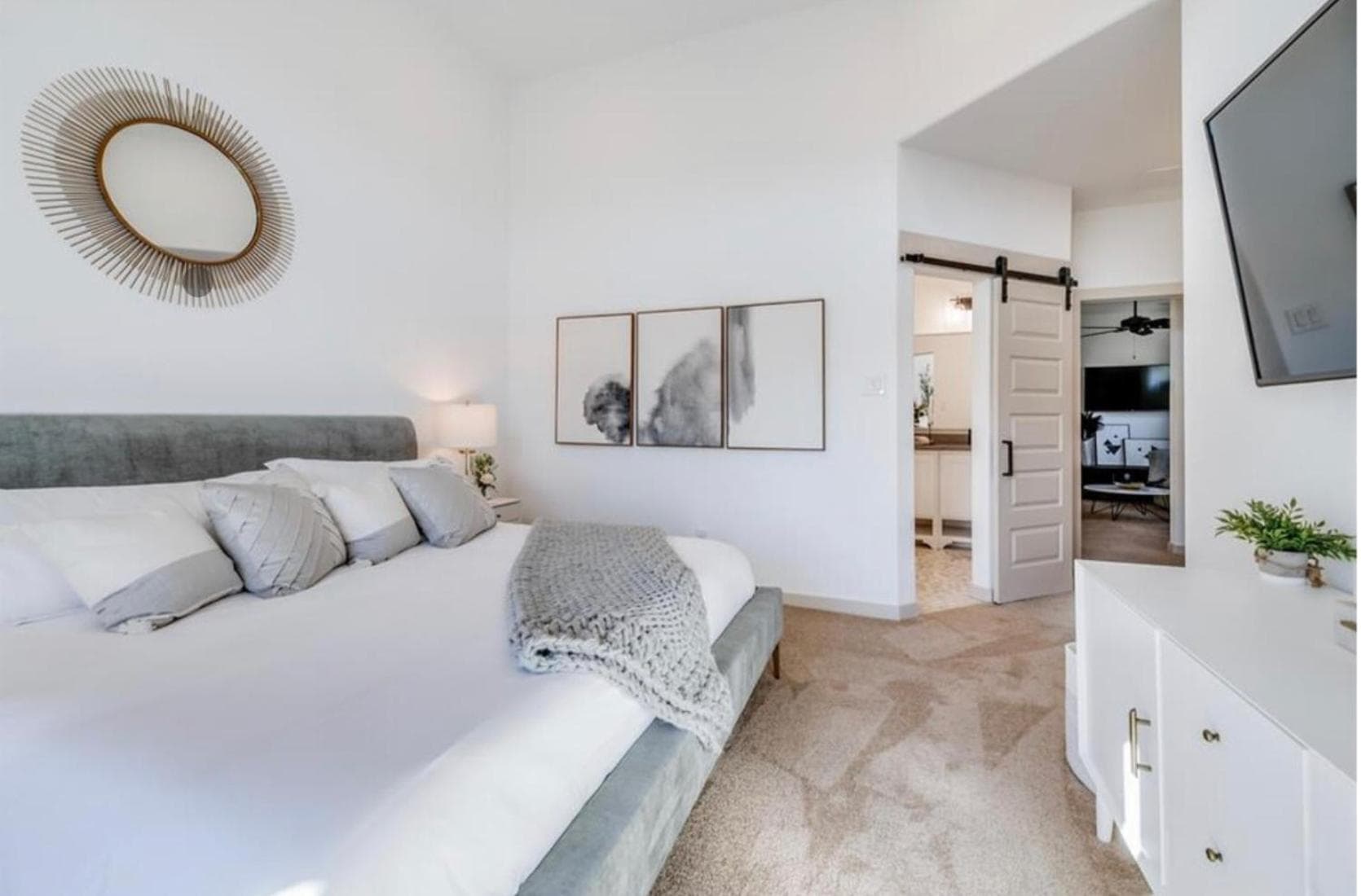 Stylish townhome near AT&T Stadium, Globe Life, Six Flags & More