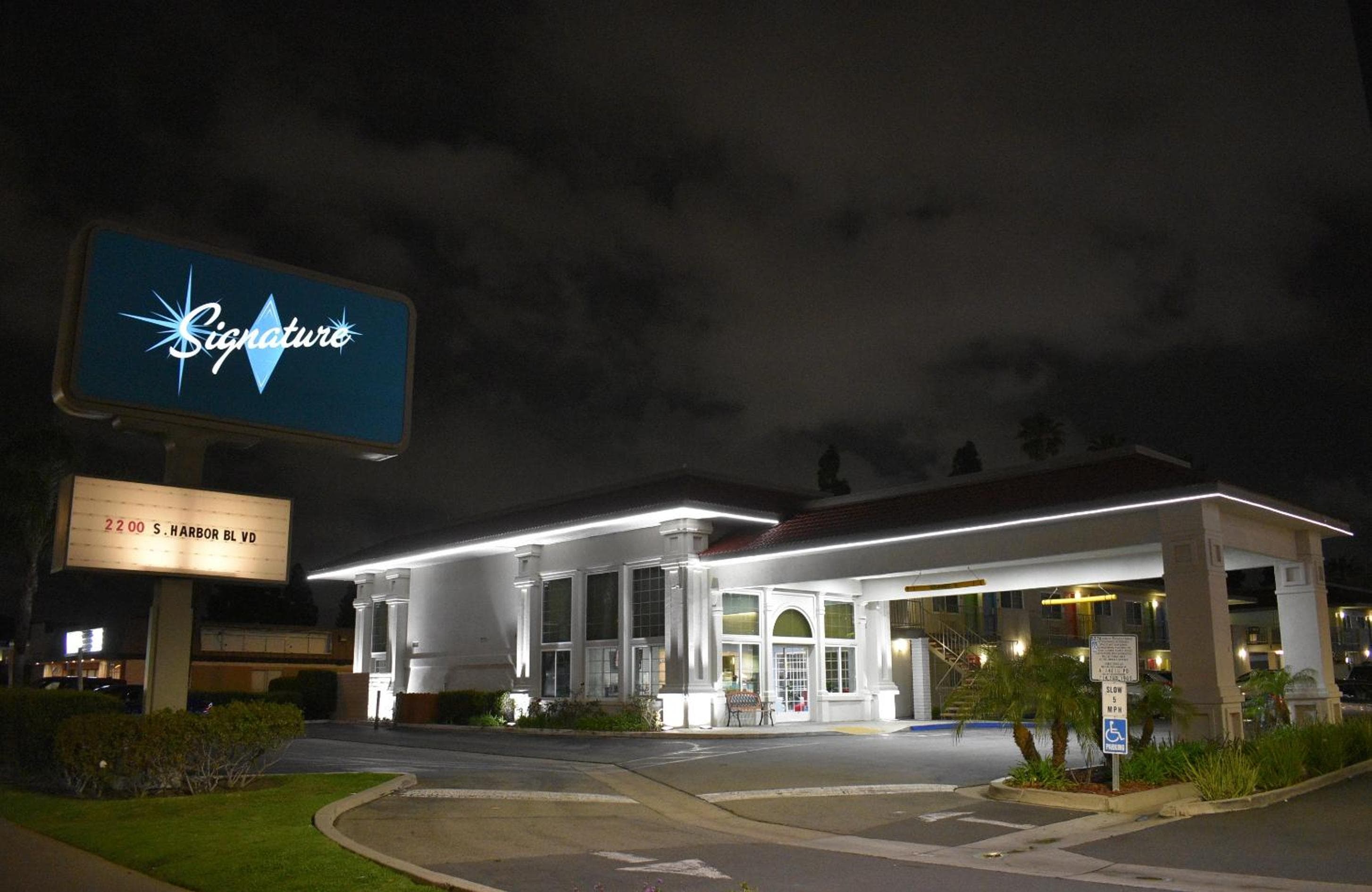 Signature Anaheim Maingate