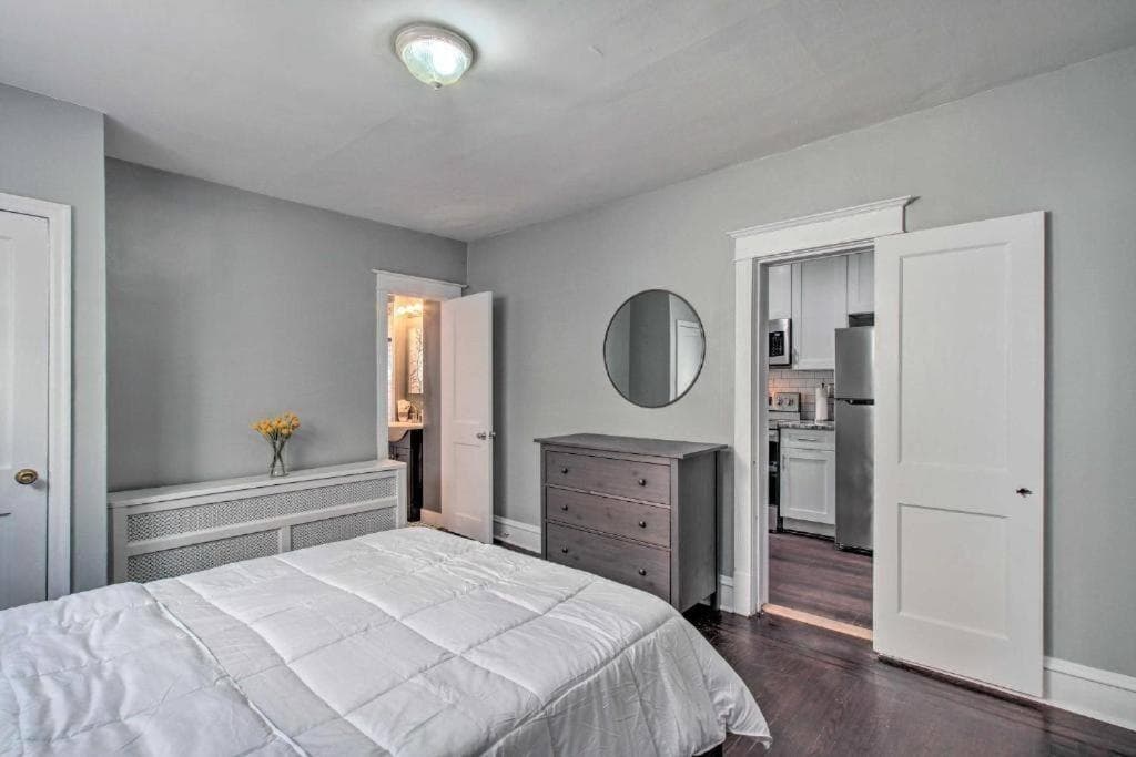 Cozy Large 1 Bedroom with Open Floor Plan