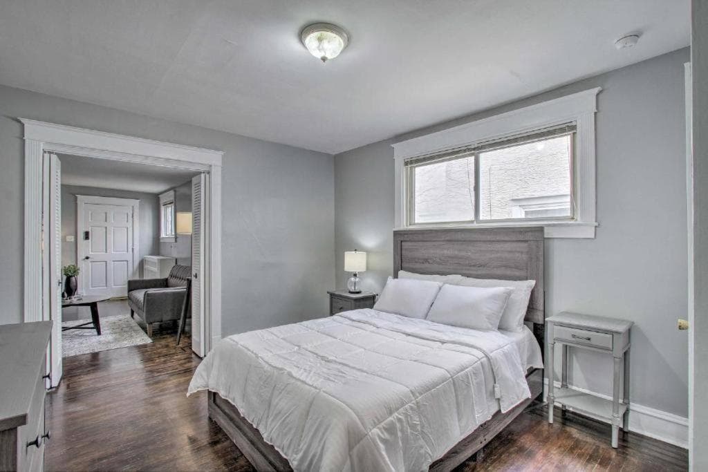 Cozy Large 1 Bedroom with Open Floor Plan