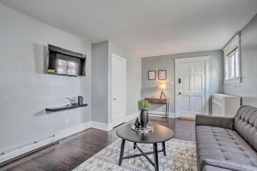 Cozy Large 1 Bedroom with Open Floor Plan