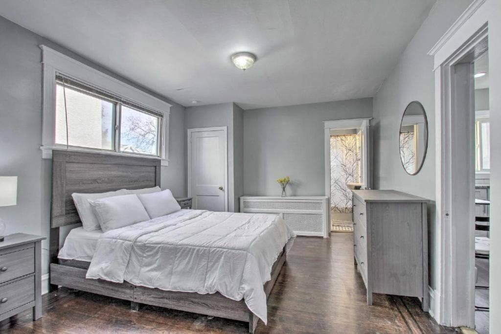 Cozy Large 1 Bedroom with Open Floor Plan