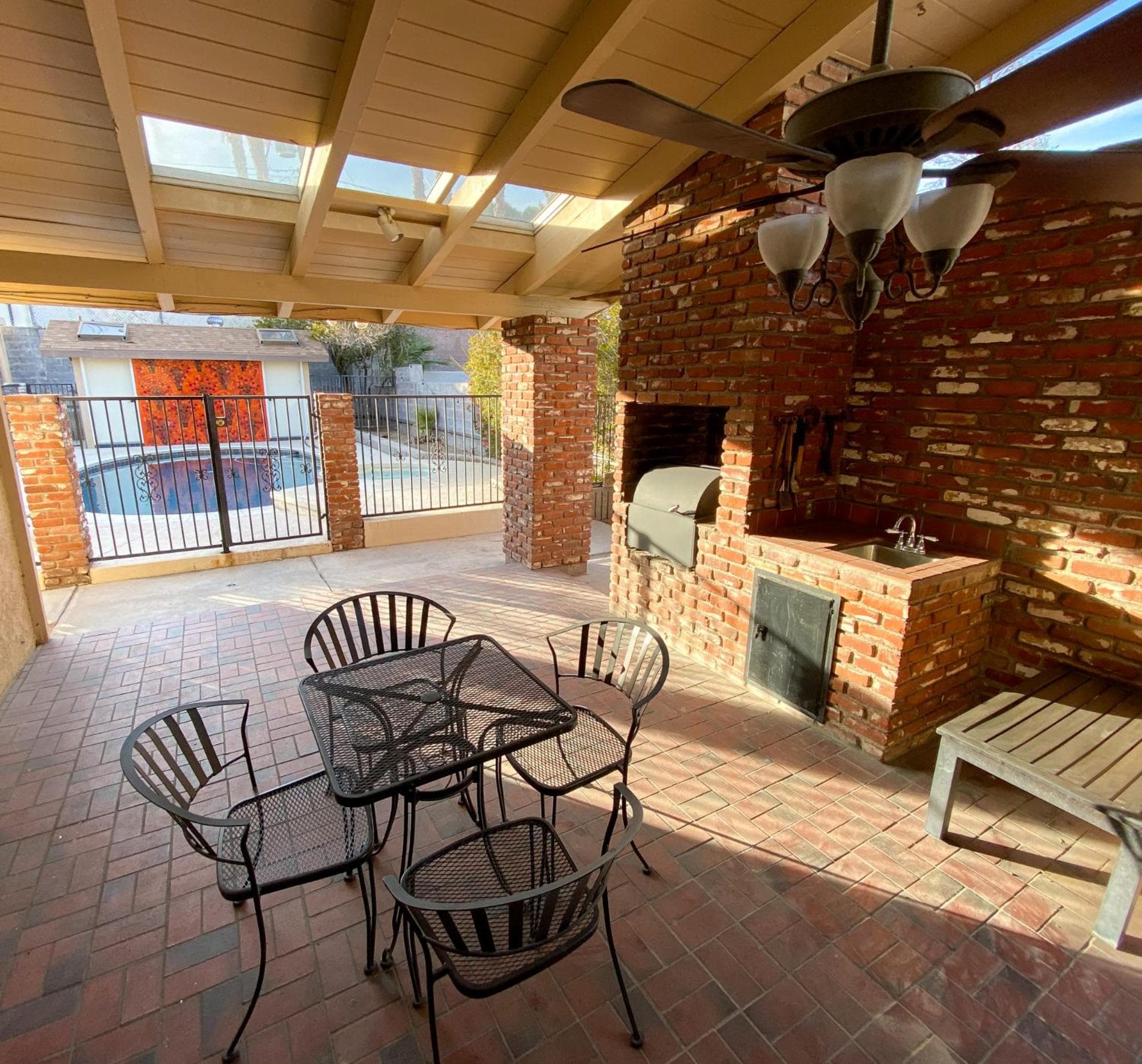 Newer Ranch with Pool and Hot Tub near the Strip and Freemont street.