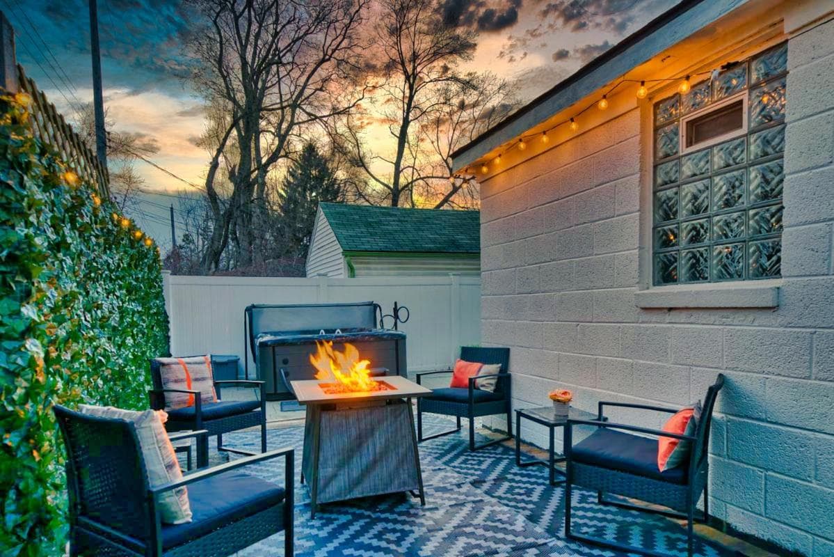 Beautiful Modern home with all year use HOT TUB, Pool table, Game room, & Propane fire pit!!