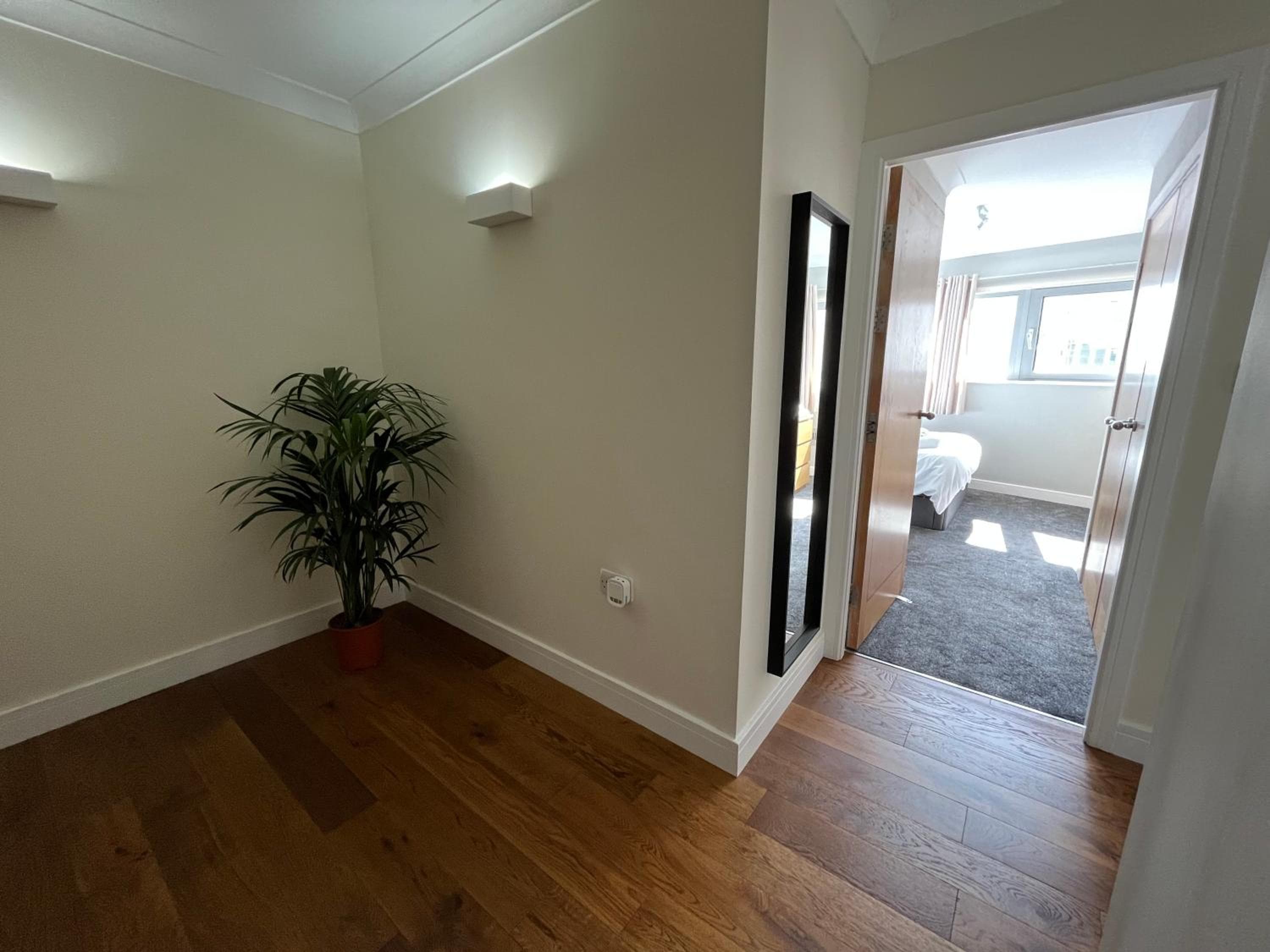 Ultra-Luxury City centre 2 bed apartment, with FREE parking