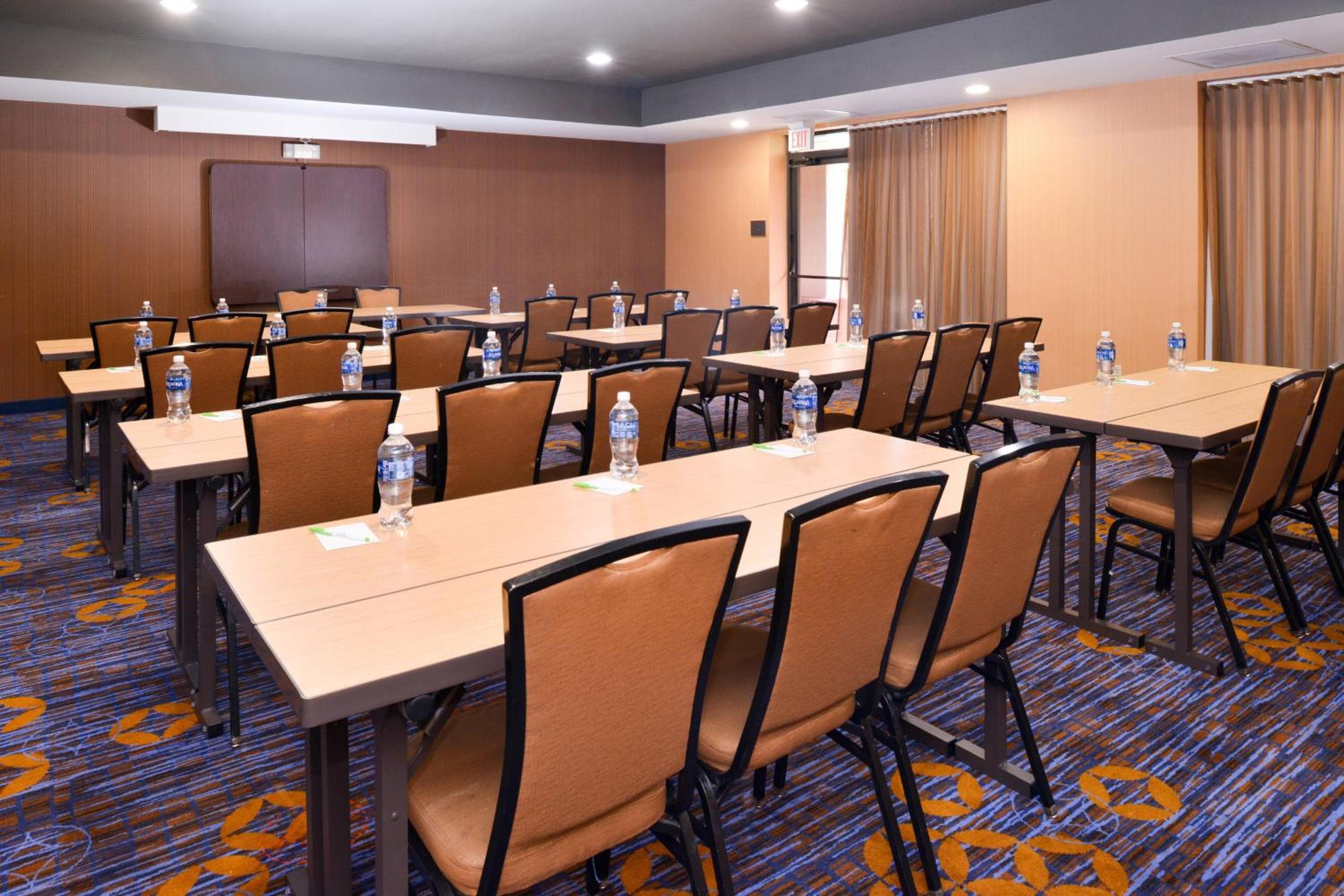 Country Inn & Suites by Radisson, Brown Deer - Milwaukee North