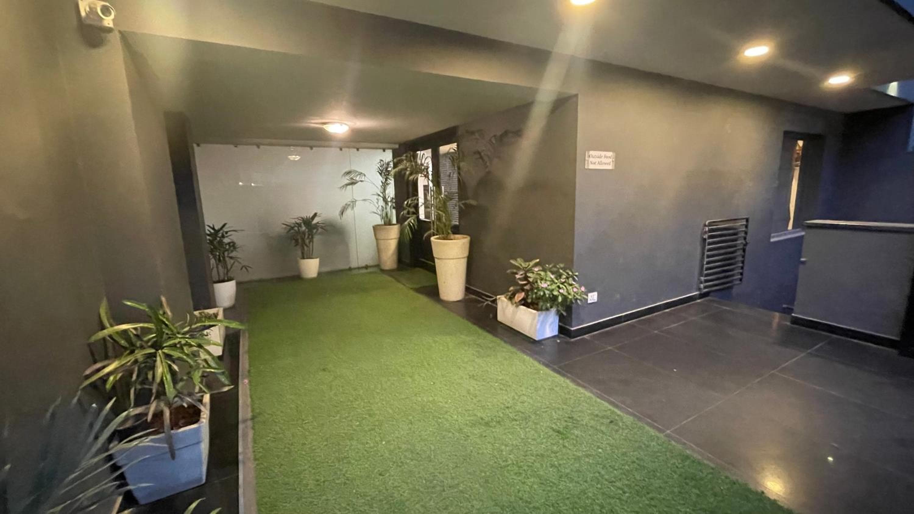 Saltstayz Express - Golf Course Road & DLF Phase-1