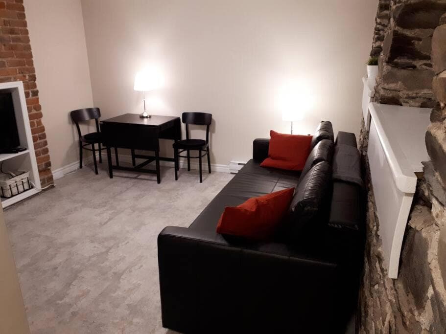 Bauer Terrace - Cozy 1 bedroom beside The Citadel