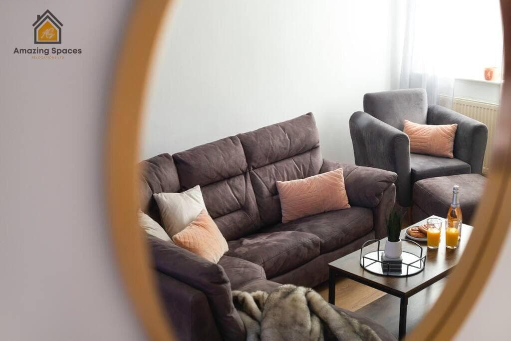 Spacious 3 bed Terrace House with free parking & free Wi-Fi by Amazing Spaces Relocations Ltd