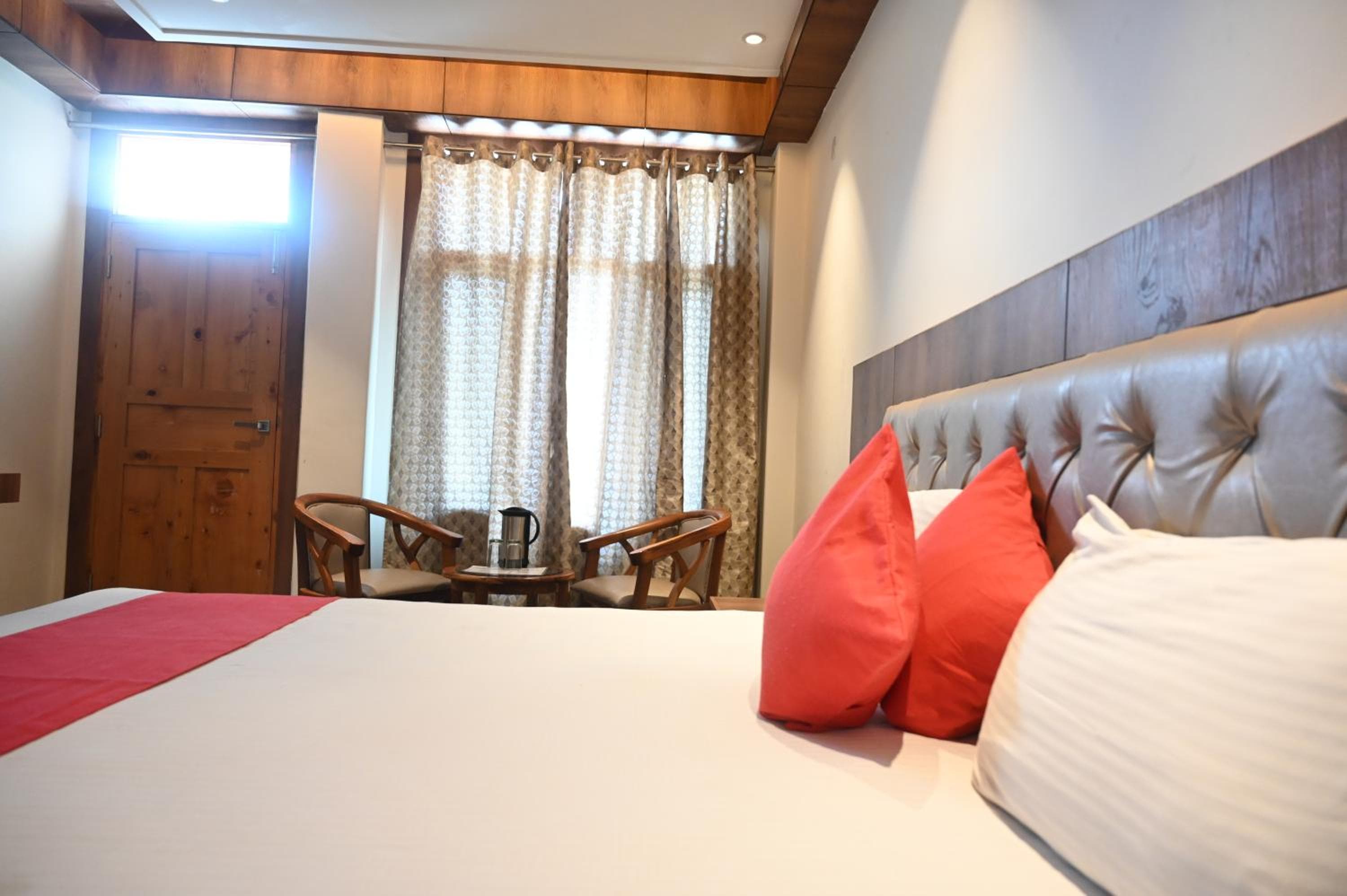 hotel apple blossom 2 minutes walking from Mall road