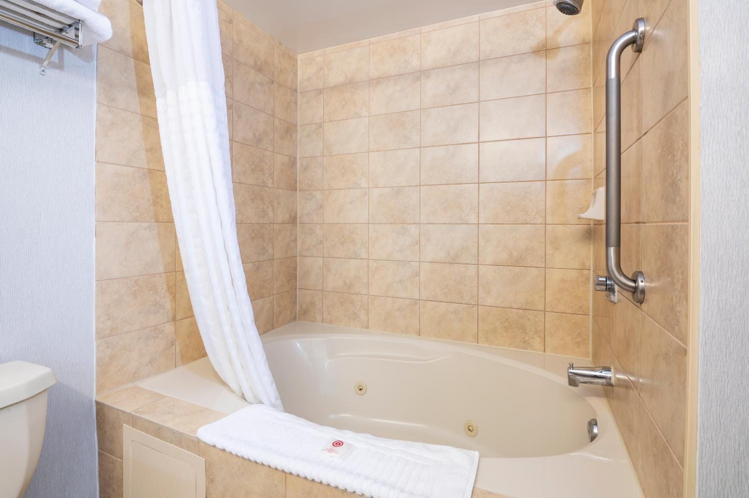 Comfort Hotel & Suites