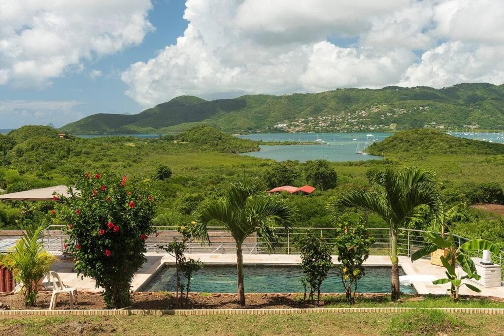 BAS DE VILLA PISCINE PETIT VERSAILLES SAINTE ANNE