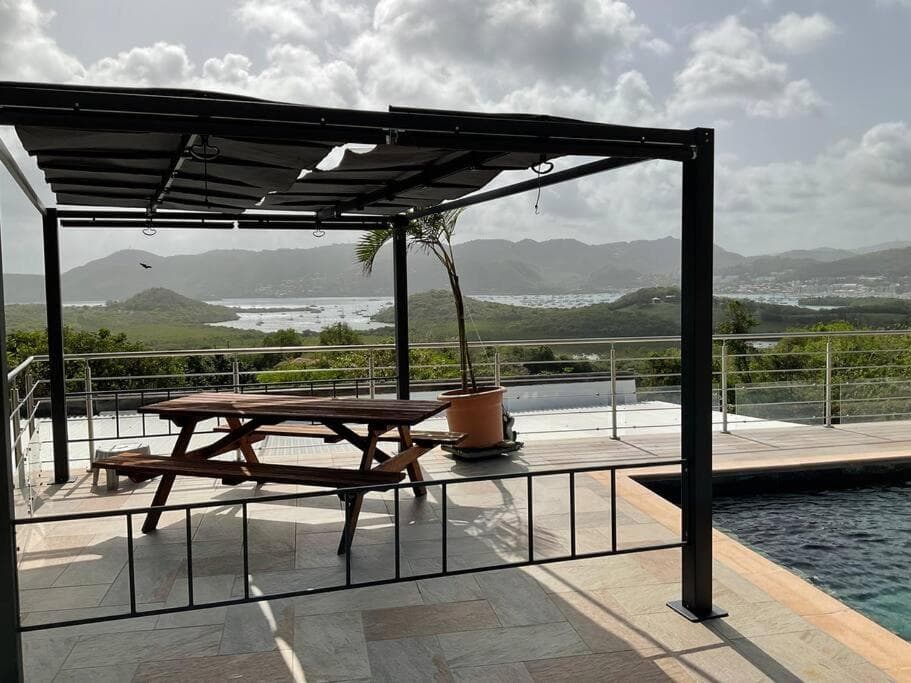 BAS DE VILLA PISCINE PETIT VERSAILLES SAINTE ANNE
