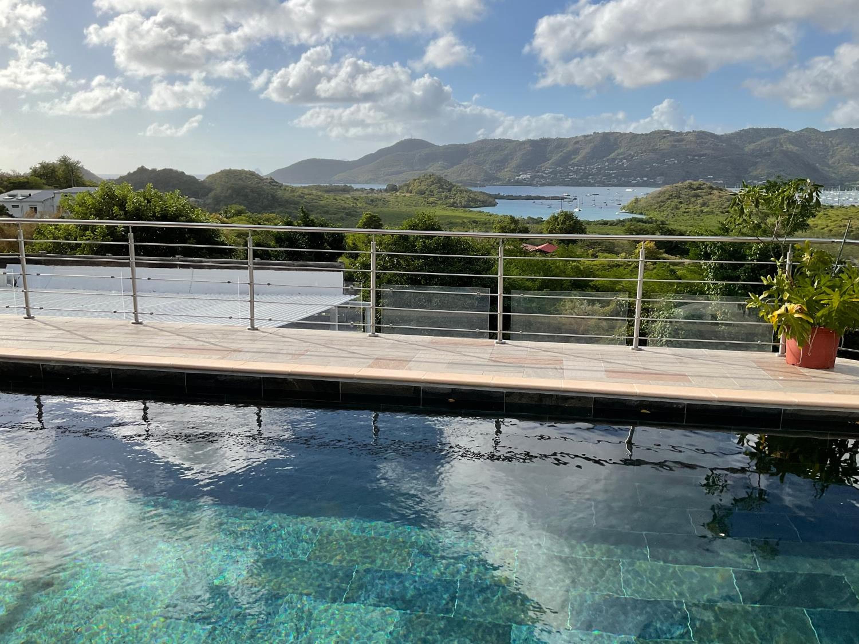 BAS DE VILLA PISCINE PETIT VERSAILLES SAINTE ANNE