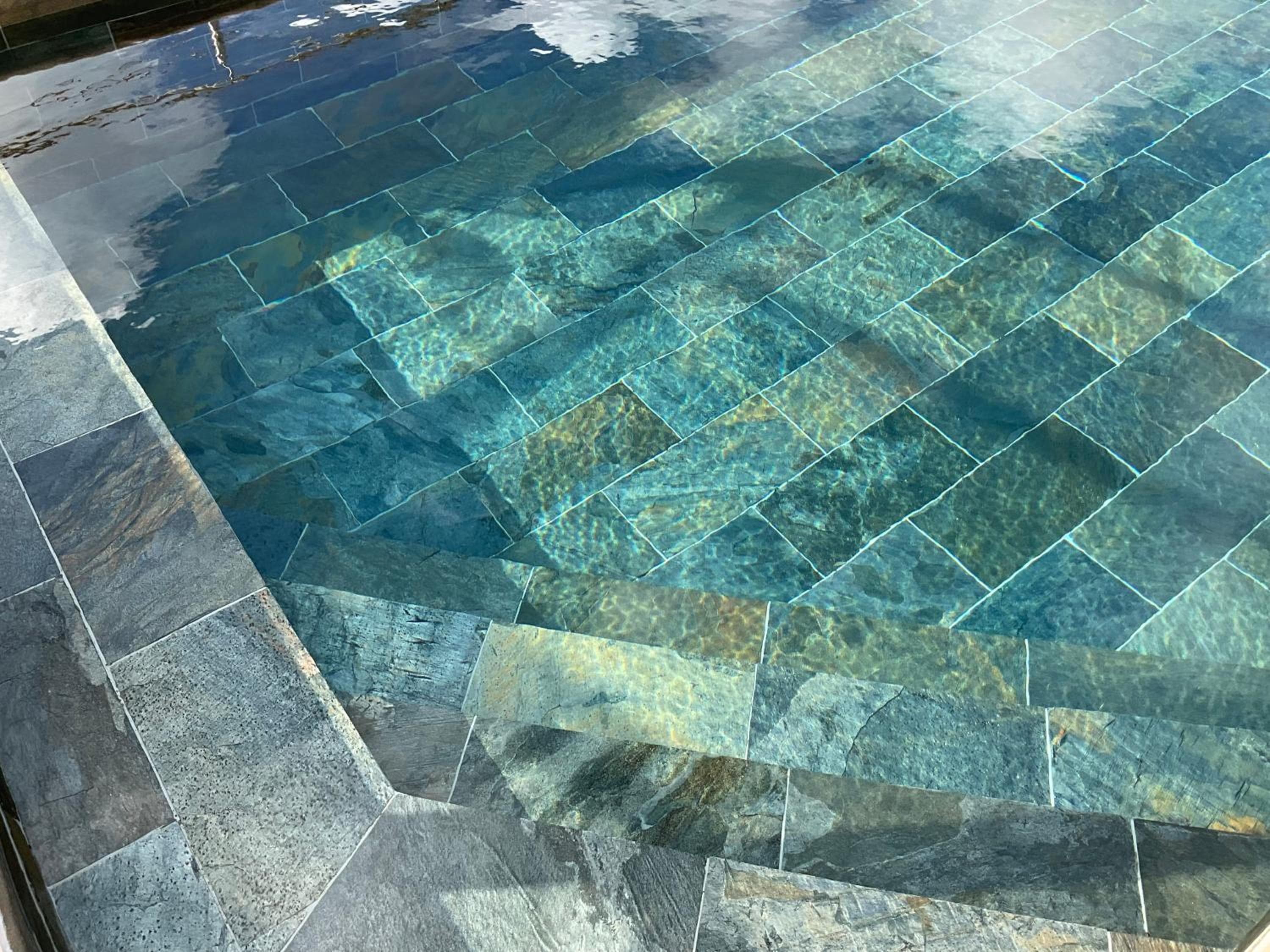 BAS DE VILLA PISCINE PETIT VERSAILLES SAINTE ANNE