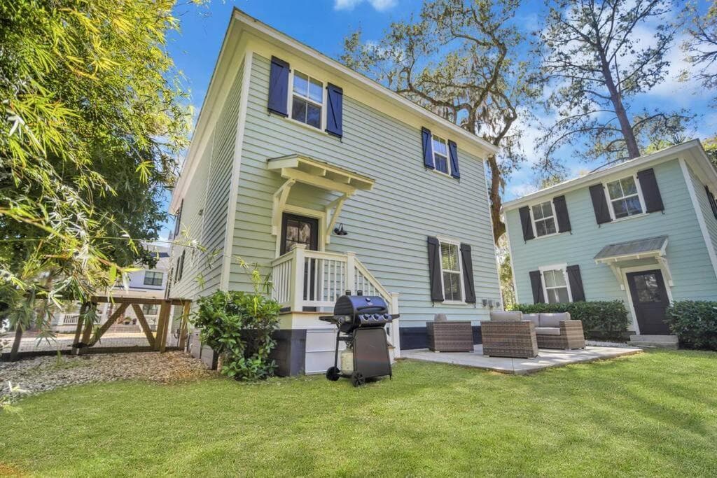 The Bluffton Village Home - 5 BR in Old Town w Carriage Home